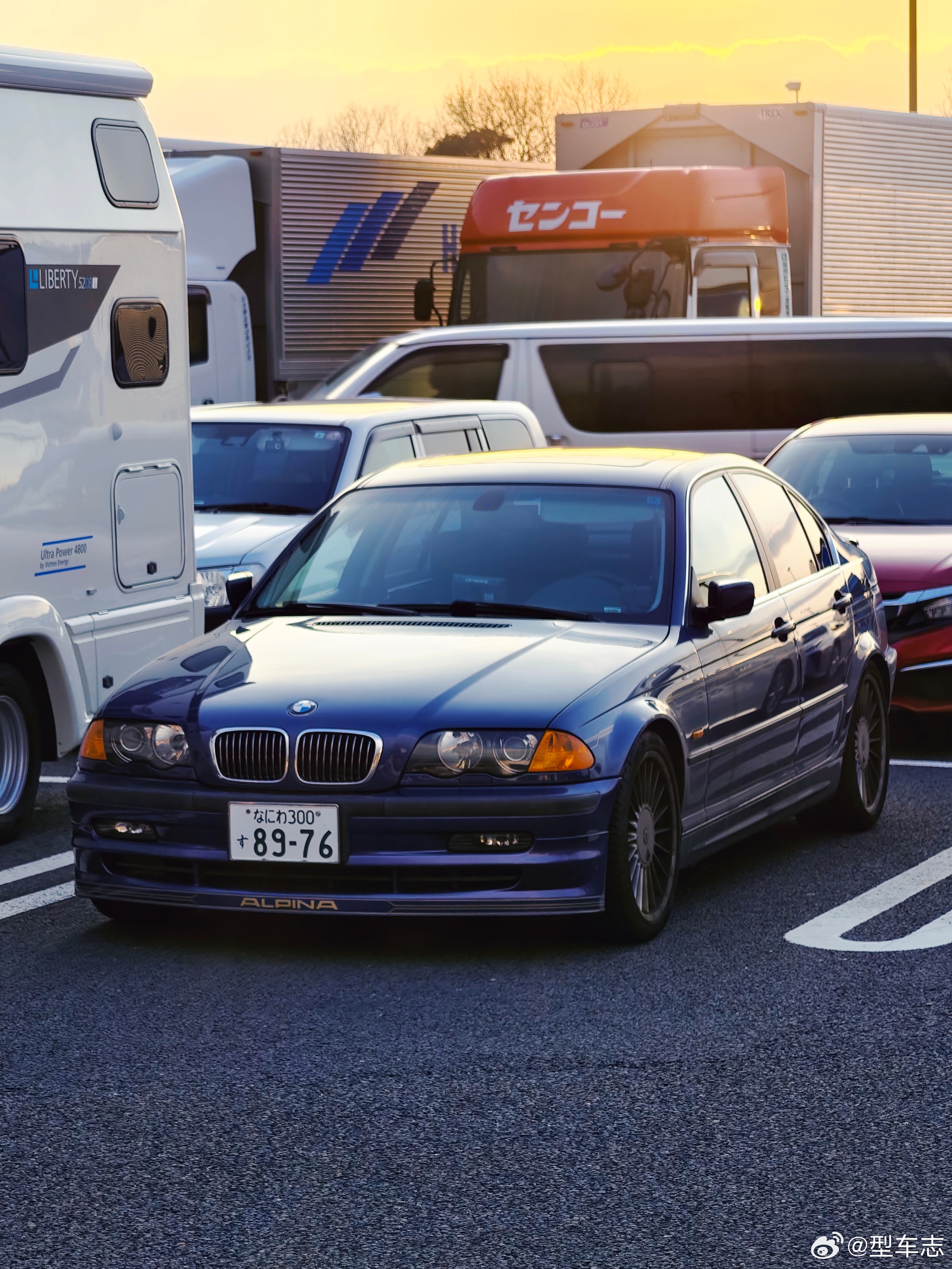 高速服务区偶遇Alpina B3 3.3。看名字很多人会以为它用的是E46 M3