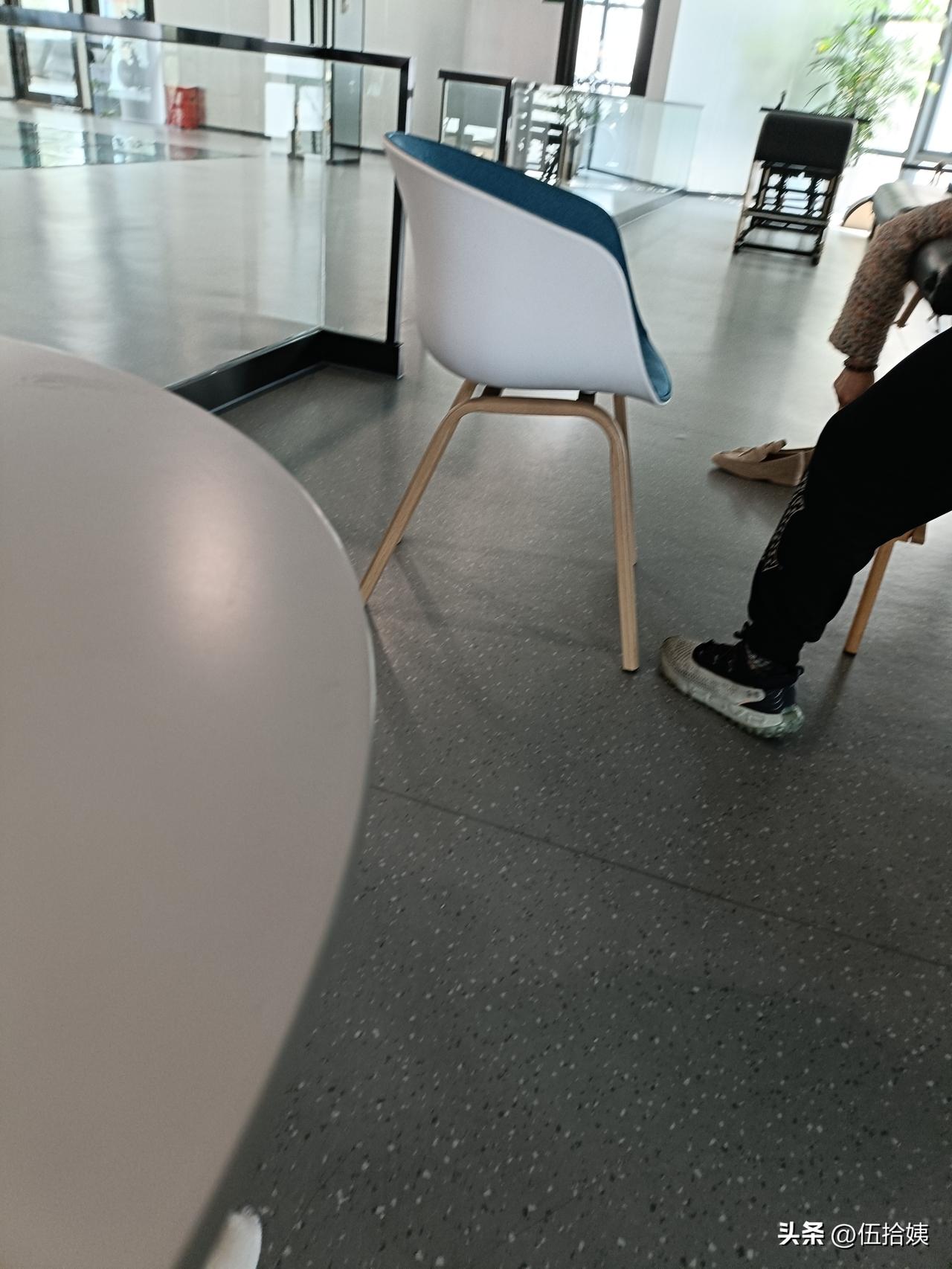 健身房大型吃瓜现场[笑哭]
今天到健身房的时候，教练正在给一个会员做松懈，会员一