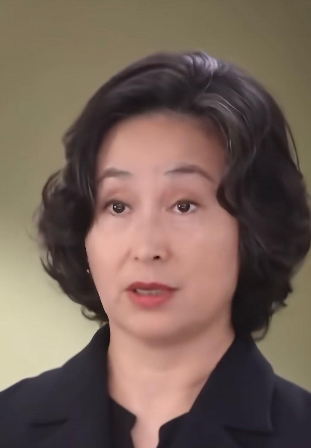 凤凰卫视吴小莉当面问何超琼：你最孤独是什么时候？她的眼神暗了一下，回避掉了这个问