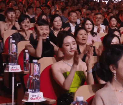 孙俪吴越杨幂都在为杨紫鼓掌全场的人都在恭喜杨紫 白玉兰之夜暖意满满，孙俪吴越杨幂