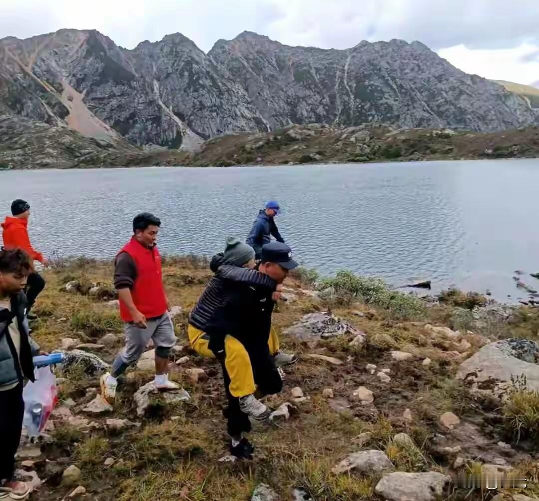 20岁的卫校毕业生在失温获救后，虽已完成首次手术，但仍未脱离危险。医生表示，其脑