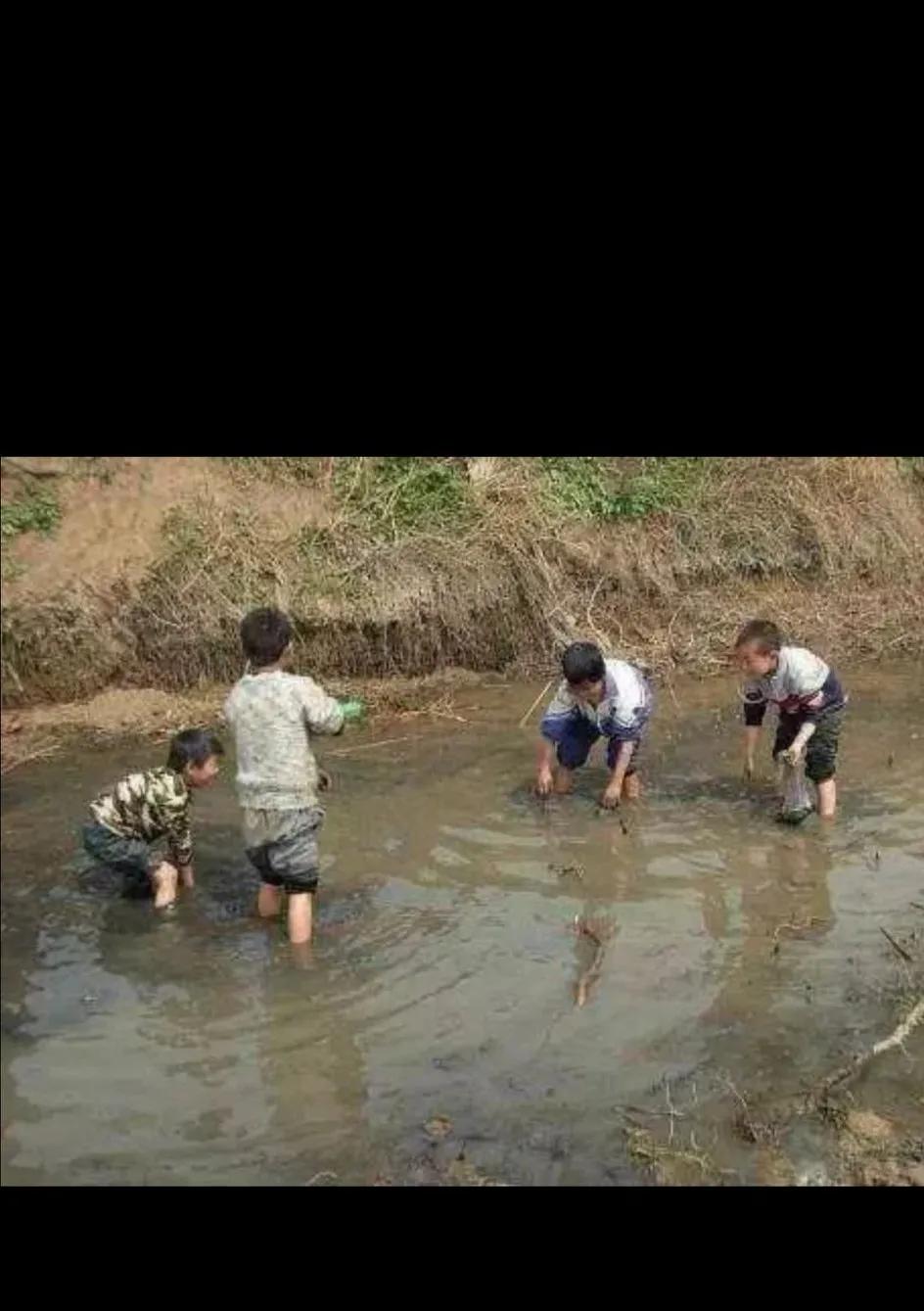 今天突然想到一个问题，就是一直想不明白，小时候那么穷，那么苦为什么我们还一直怀念