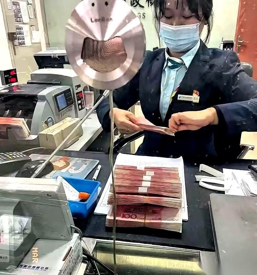 最近网上冒出一个挺野的存钱路子：2000个人，每人掏5万，凑成1个亿存银行。
每