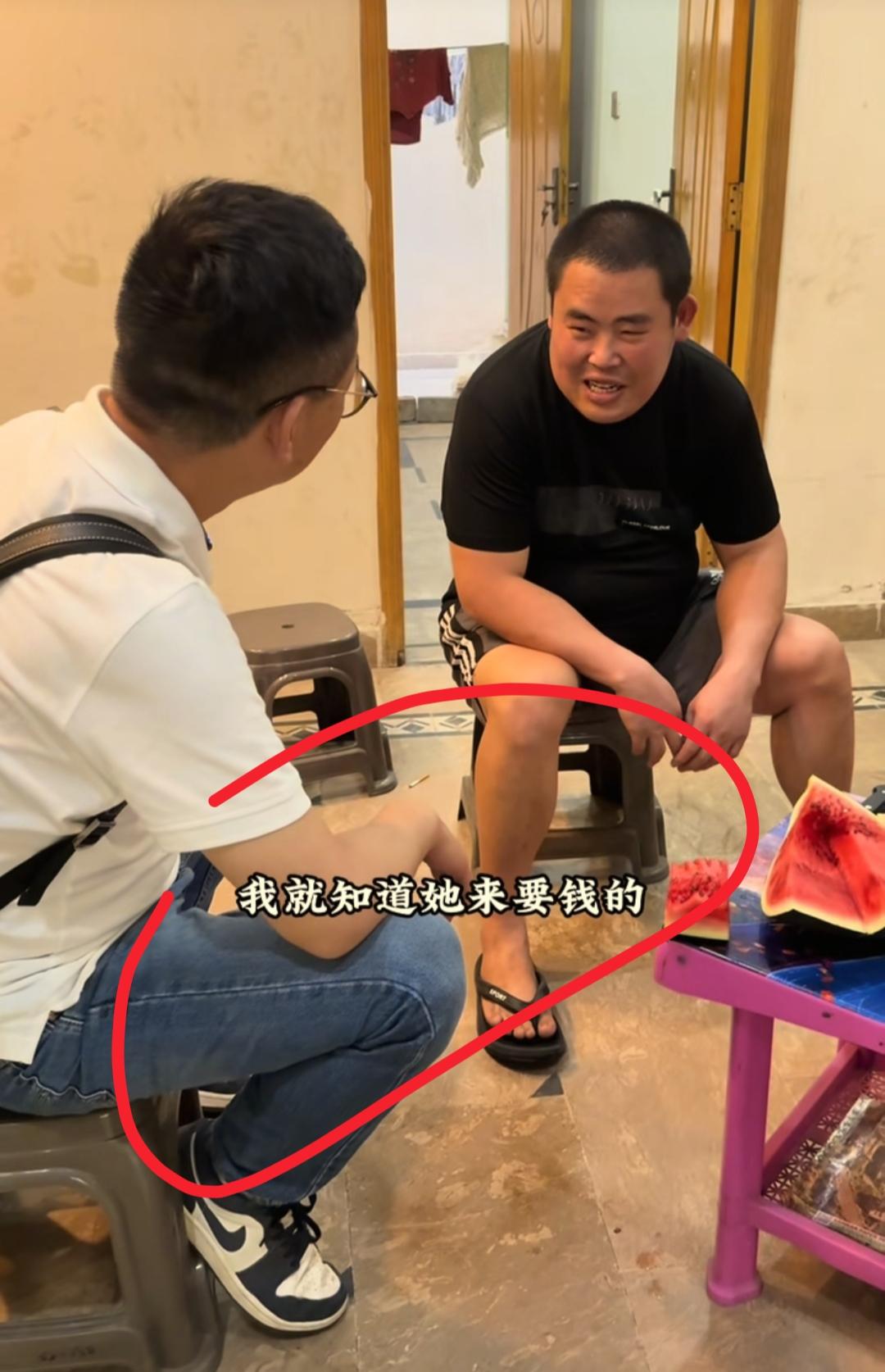 现在全网最糟心的男人就是老陆了吧！
不是因为没拿到回国证件，也不是因为坐吃山空
