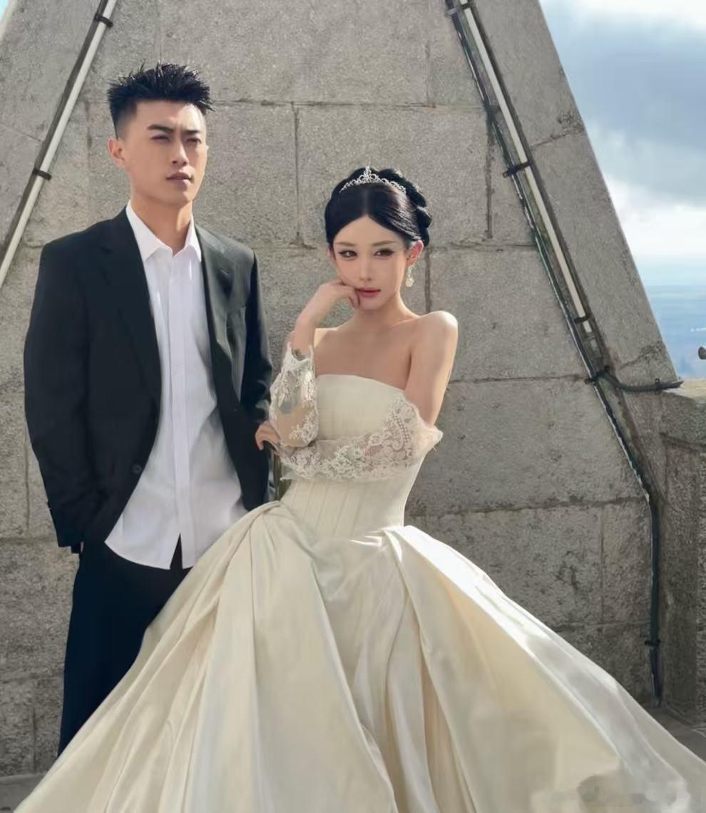 薛小婉任权西班牙拍婚纱照薛小婉任权西班牙拍婚纱照！薛小婉任权婚纱照造型 ​​​