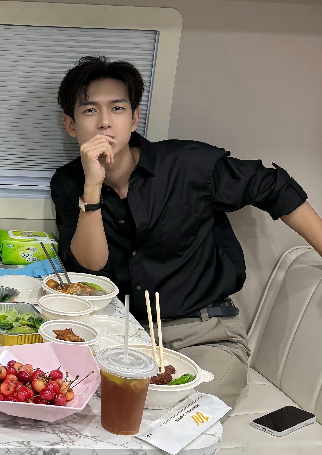 李现李现穿着围裙给刘冲张婧仪拍照 lx李现孟弗渊  做饭的孟弗渊好迷人李现雾里青
