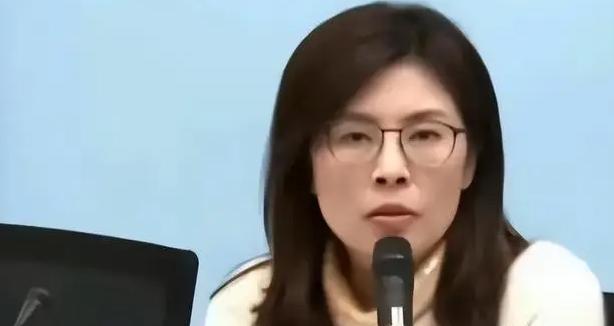 万万没想到，台湾省时事评论员郑丽文竟然抛出了这么犀利的问题！她问道：“如果有一天