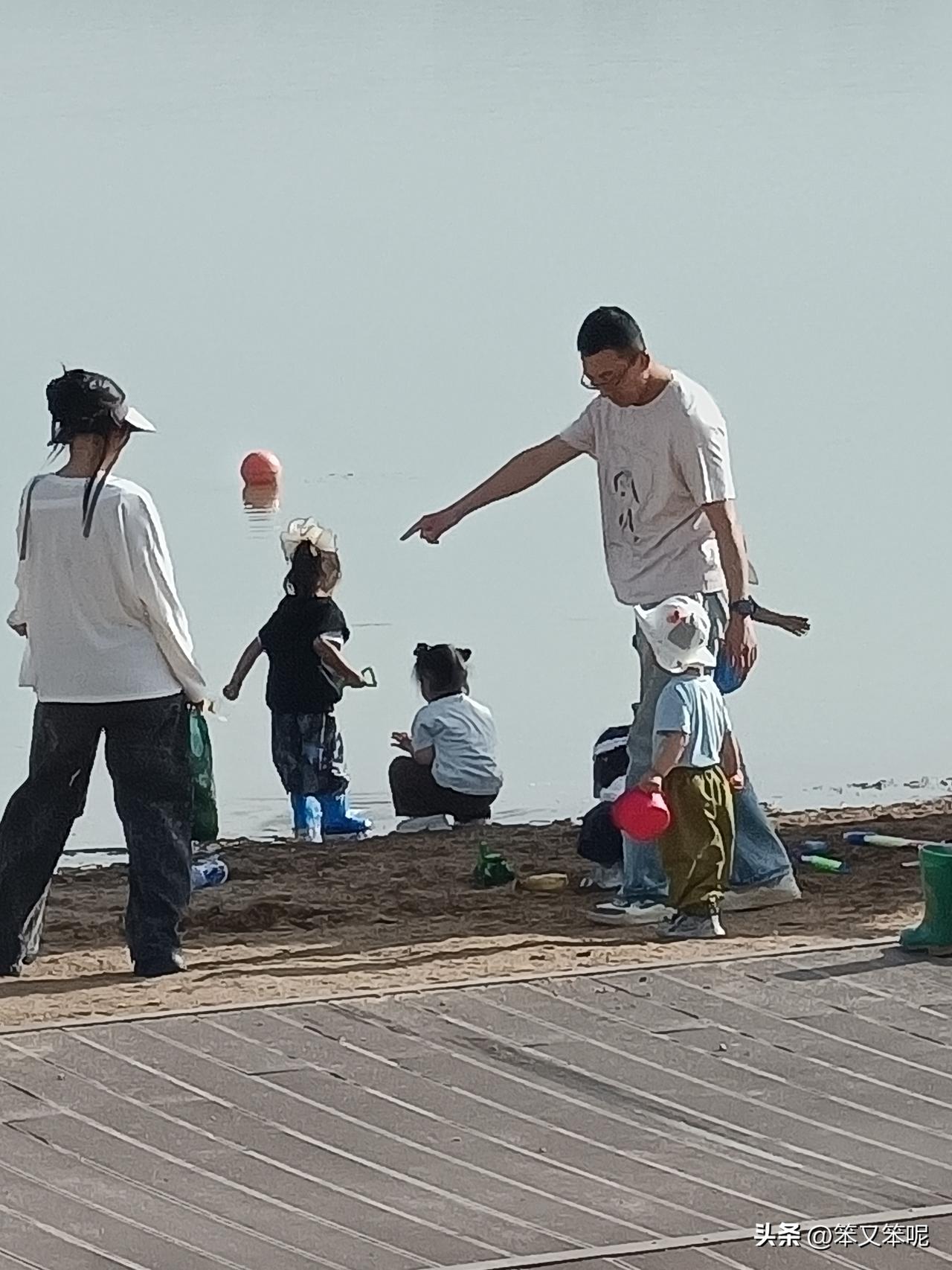 我认为支持。这个举措很好，对提高人口出生率有好处。支持男性拥有育儿假。这一举措不