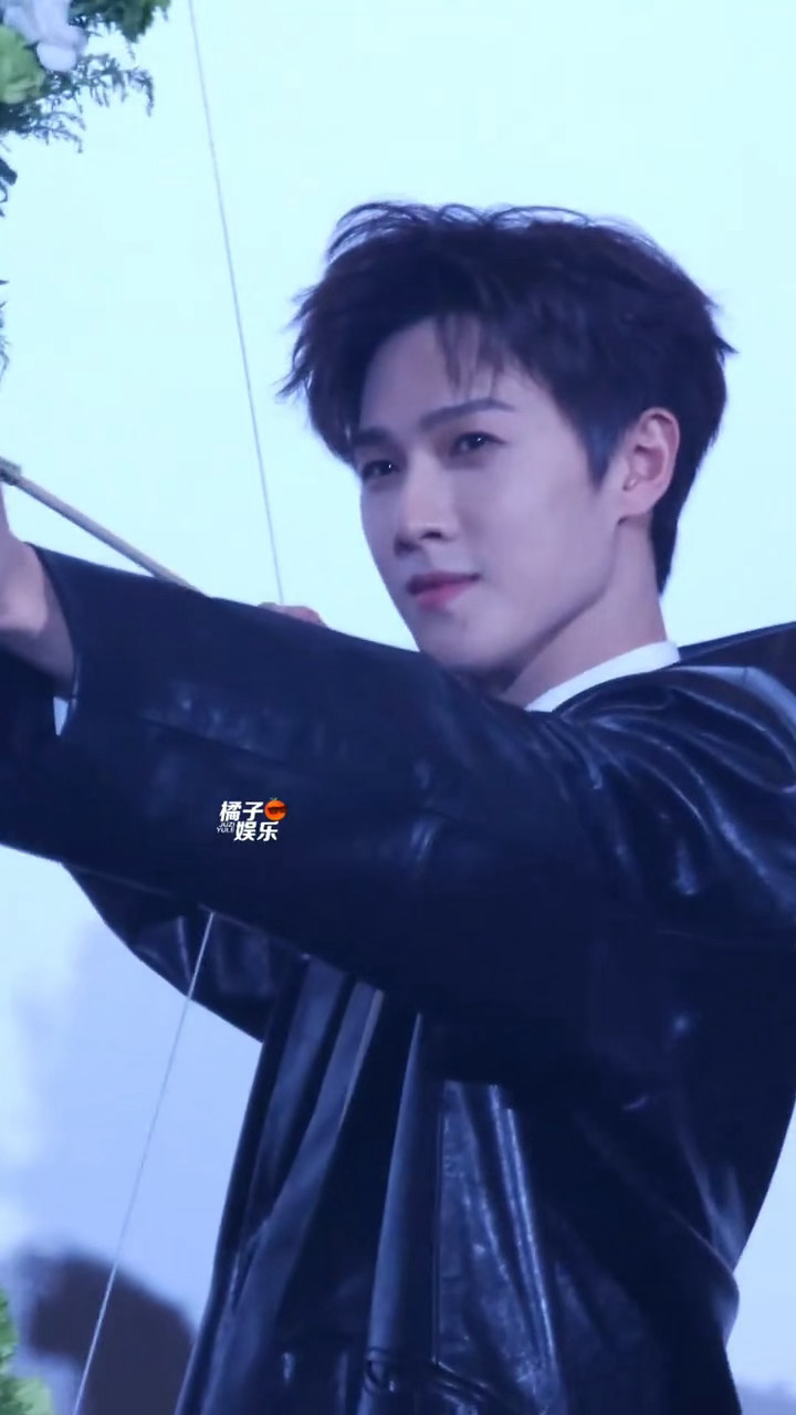 谁来懂一下李昀锐射箭🏹 又一箭射到我的心巴上了李昀锐还原诸葛玥射箭名场面