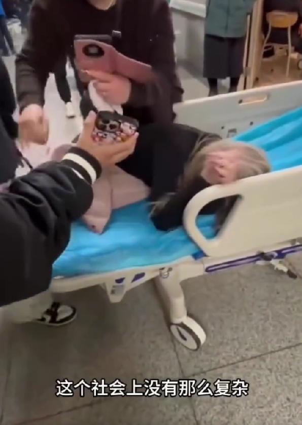 青岛女孩染发打耳钉被骂，母亲迁怒朋友，女孩当场硬气反驳太解气
3月5日山东青岛，