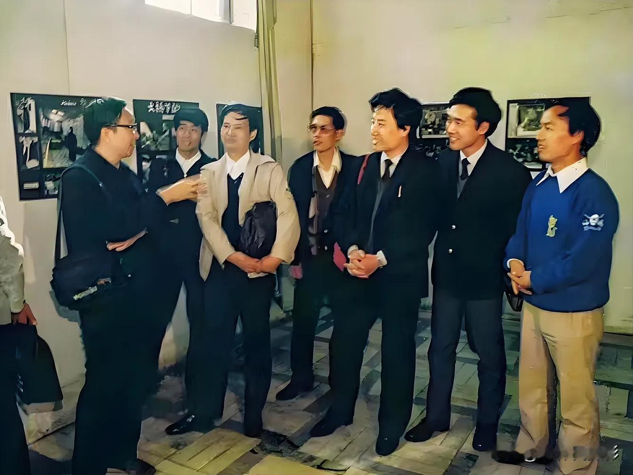 1988年11月13日。上海美术馆。与申城新闻（ 摄影 ）界的部分同仁参观“北京