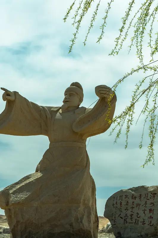 乡情旧情总能在诗词中找到共鸣。像王维“独在异乡为异客，每逢佳节倍思亲”，道尽游子