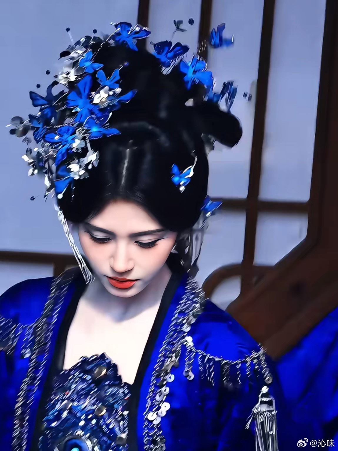 谁说古早味只能是傻白甜？她偏偏回头捡起了柔光、宿命、花瓣和飘雪。这次用蓝蝶妖姬告