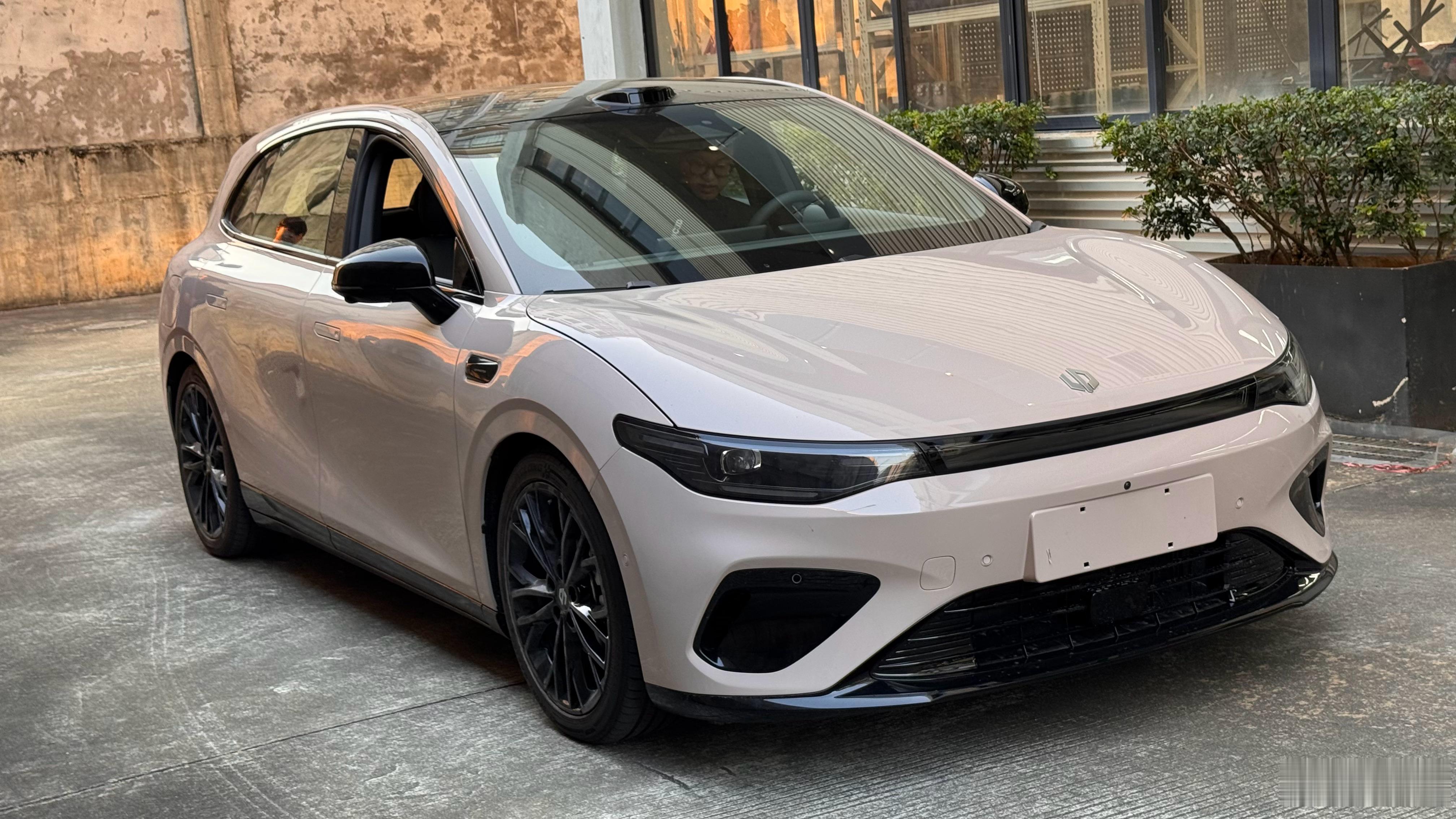 零跑Lafa5换装绞牙避震以后整个体态更像尚酷的感觉（但Lafa5后驱）目前主观