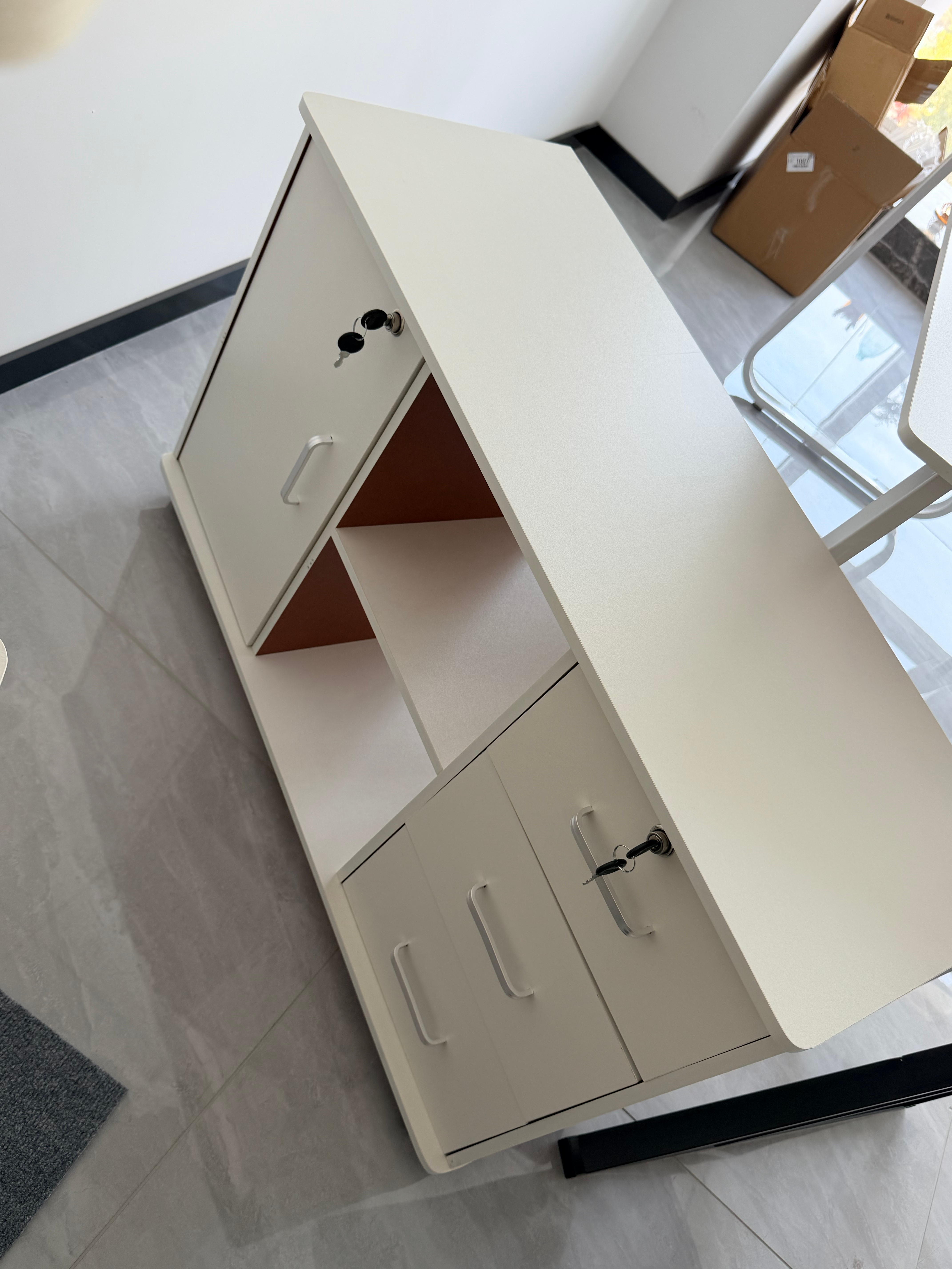 主打一个简约风，装好之后感觉图4这个桌子似乎有点小了