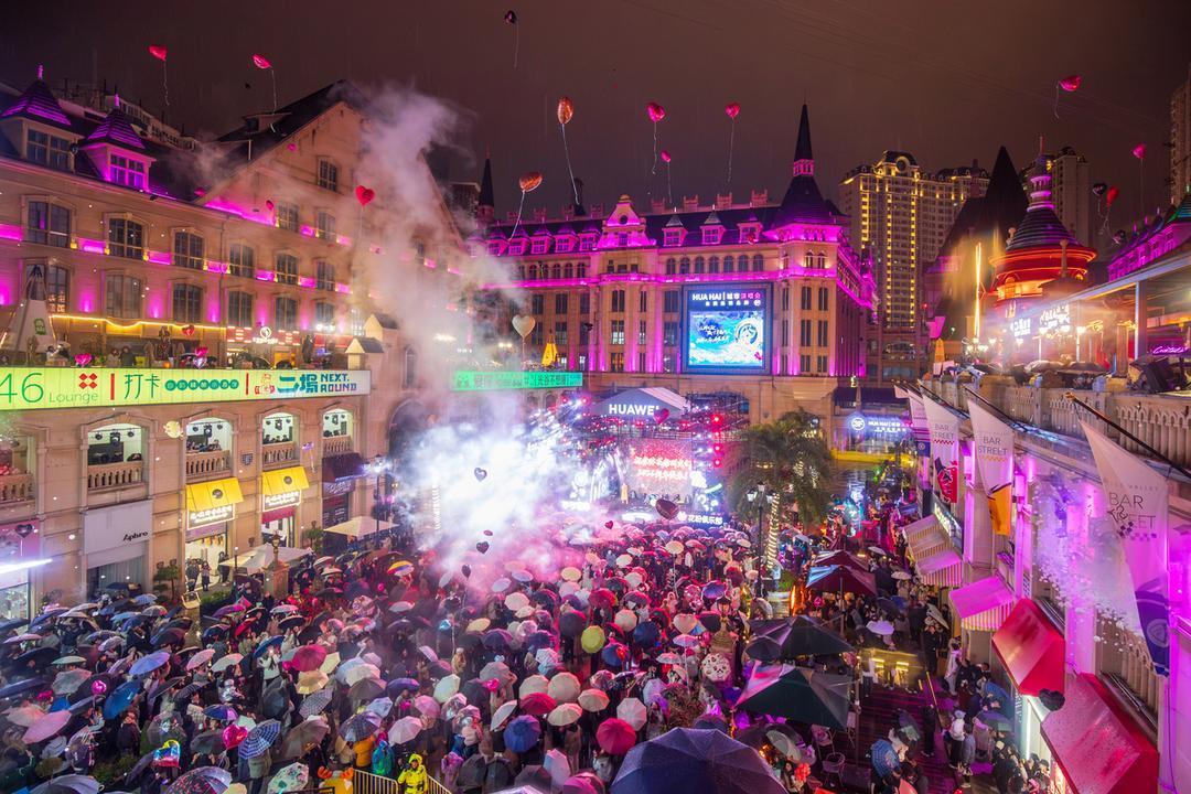 谁说夜生活得看北上广?真正会玩的人都跑去这3个“不夜城”了。
第一名：长沙!这地