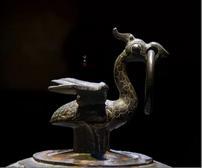 1995 年，陕西省宝鸡市一名 12 岁的少年方国强，在放学途中意外拾获两件铜质