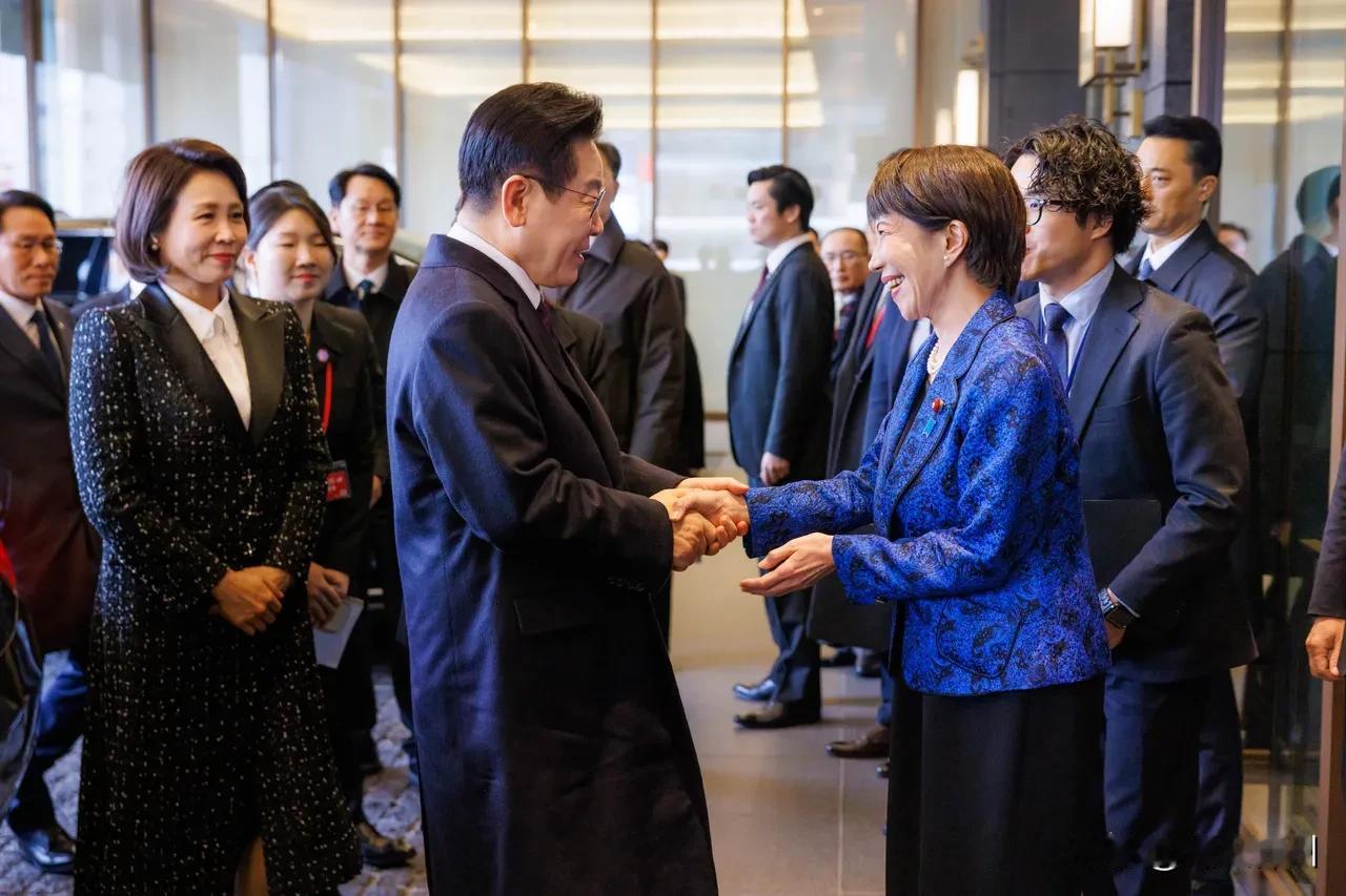 日本首相高市早苗昨晚（1月13日晚）写道：“我与韩国总统李在明举行了首脑会谈。