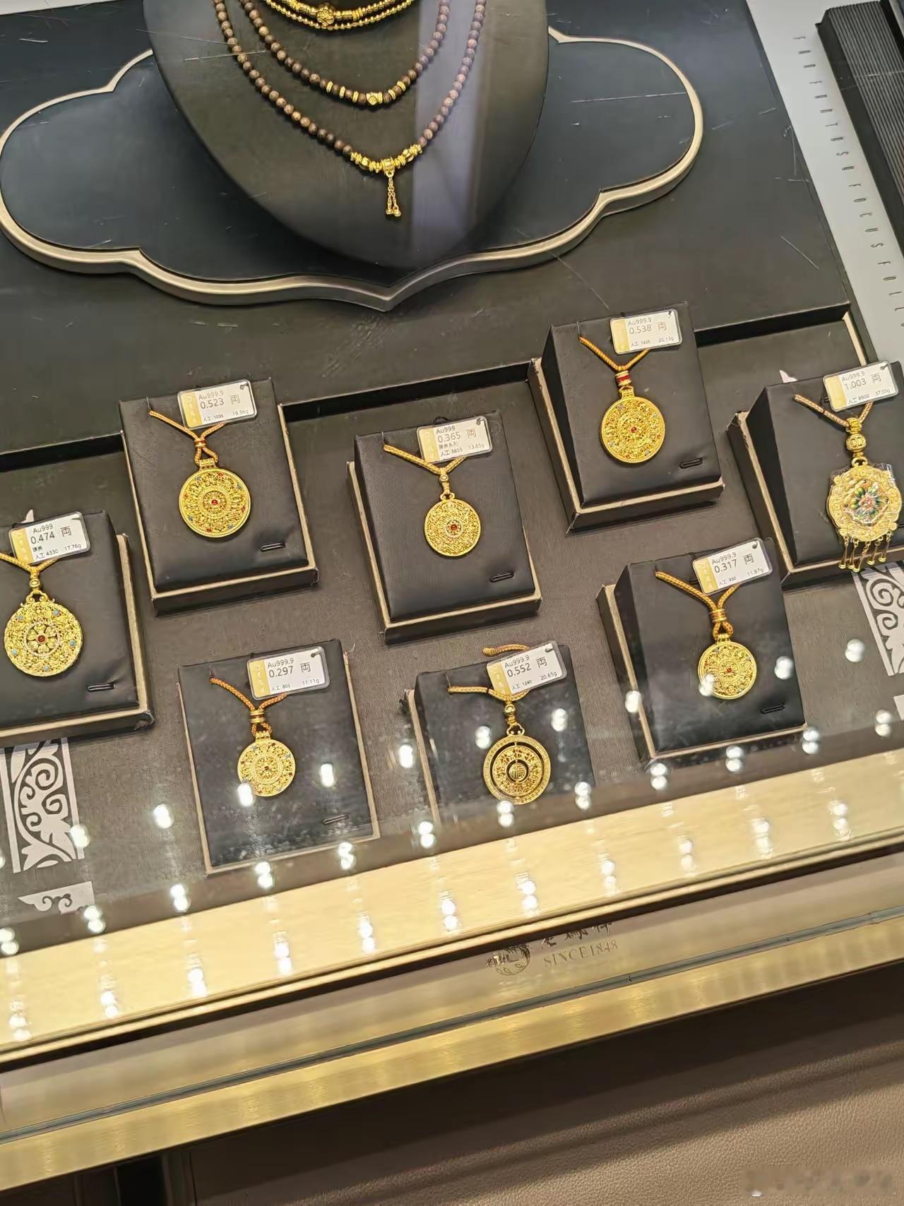 金银价格双双跳水💎今日金价速览｜国际金价震荡回落，国内品牌价差持续扩大📊最新