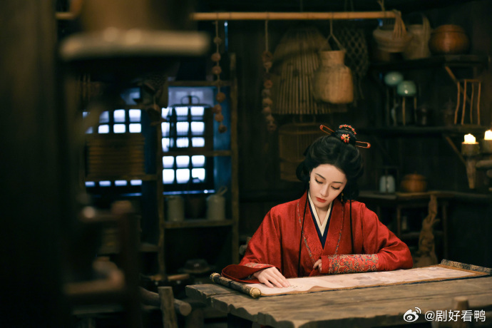 难怪贺思慕不爱上班 人间生活多惬意啊🥤有吃有喝不用管灵主琐事，对比归墟的压抑氛