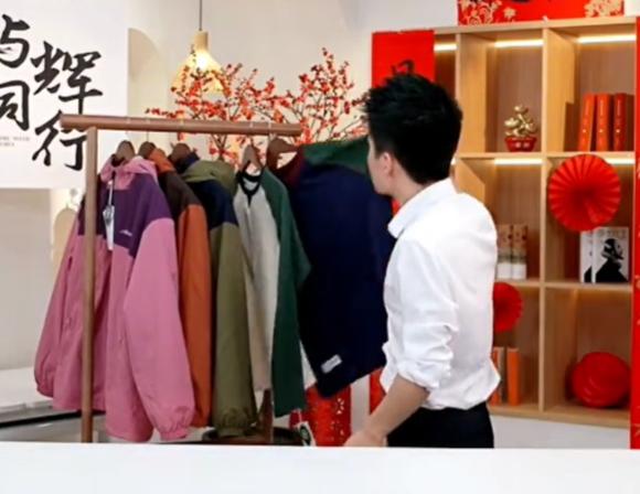 笑死了，董宇辉直播卖货，有多不走心？网友：你们就宠他吧！。
董宇辉在卖袜子，刚介