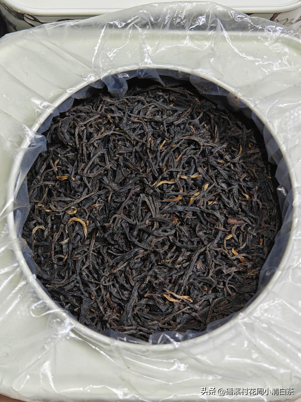 这款蜜香红茶，懂红茶的茶友帮看看如何？
干茶条索紧细乌黑，金毫隐现，一眼就能看出