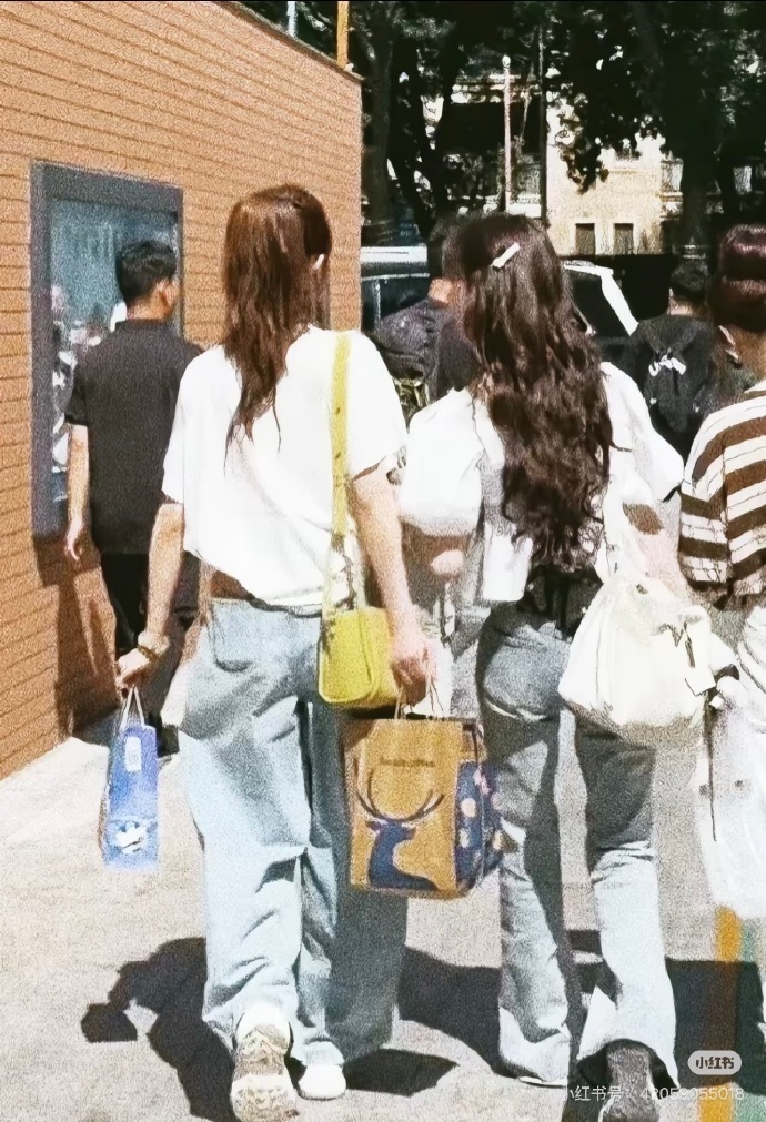我家那闺女女书海报我家那闺女摒弃厚此薄彼的排版思路，海报平等对待每一位出镜者，让