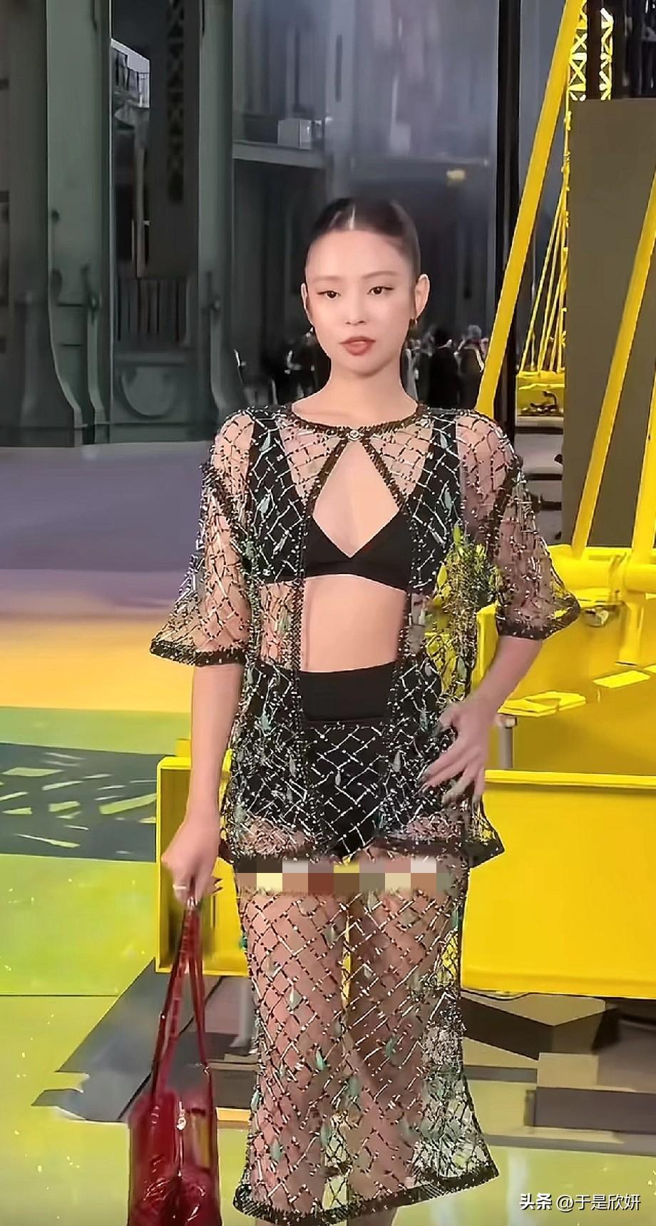 Jennie又杀疯了！香奈儿大秀透视装直接封神，网友：这才是高级性感，一点都不俗