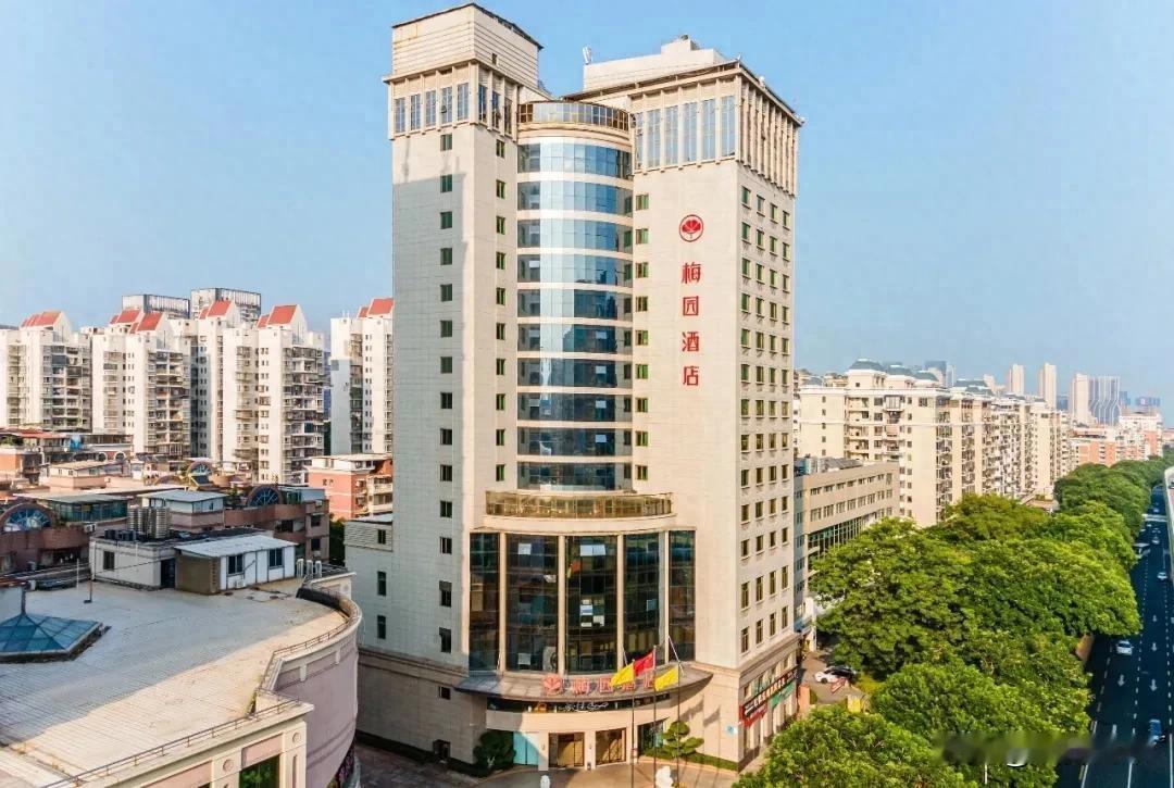 梅园酒店停业了。租约到期，八个字。
你以为是又一家老店倒下了。毕竟2007年开业