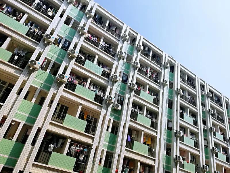 4月24日，华北电力大学保定校区多名学生在社交平台发帖爆料，称该校一名男生戴假发