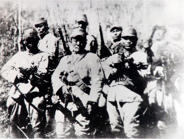 1935年冬，东北某地一处破旧的农家房屋前，不幸落入日寇魔爪的一名抗联战士，被牢