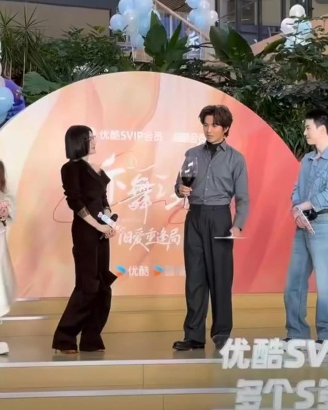 钟汉良营业像老实人豁出去了 真的有被这个钟汉良给笑到，拿着超大高脚杯跳舞，些许局