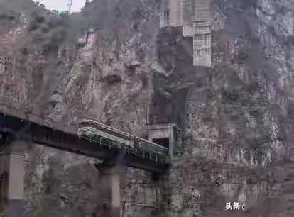 今天的高铁沿着成昆旧线飞奔，大庆的抽油机仍在点头，它们像老工人一样见证时代更替，