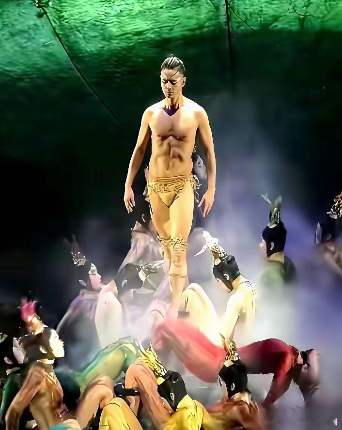 我天，刚刷到杨丽萍的新舞，第一眼给我干懵了。我把手机放大，再放大，就想看清楚那男