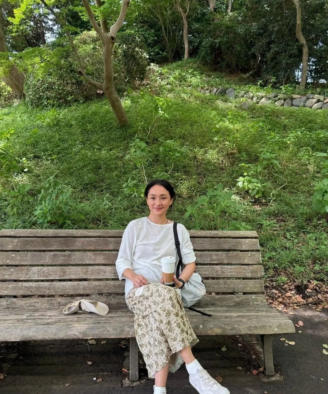 周迅素颜现身川西！穿防晒衣比耶接地气，头顶一片七彩祥云太难得 
