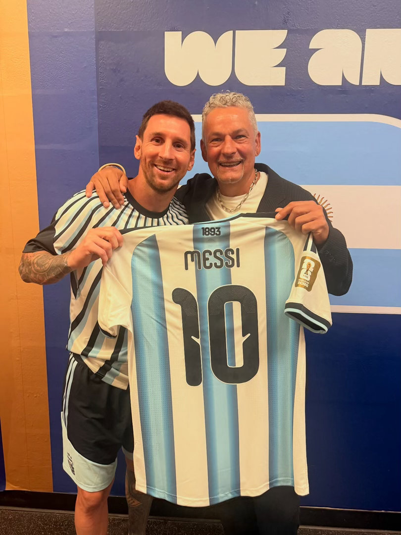 🇦🇷🤝🇮🇹意大利足球传奇巴乔拿到了梅西的赛后球衣👏阿根廷3比1瑞士 