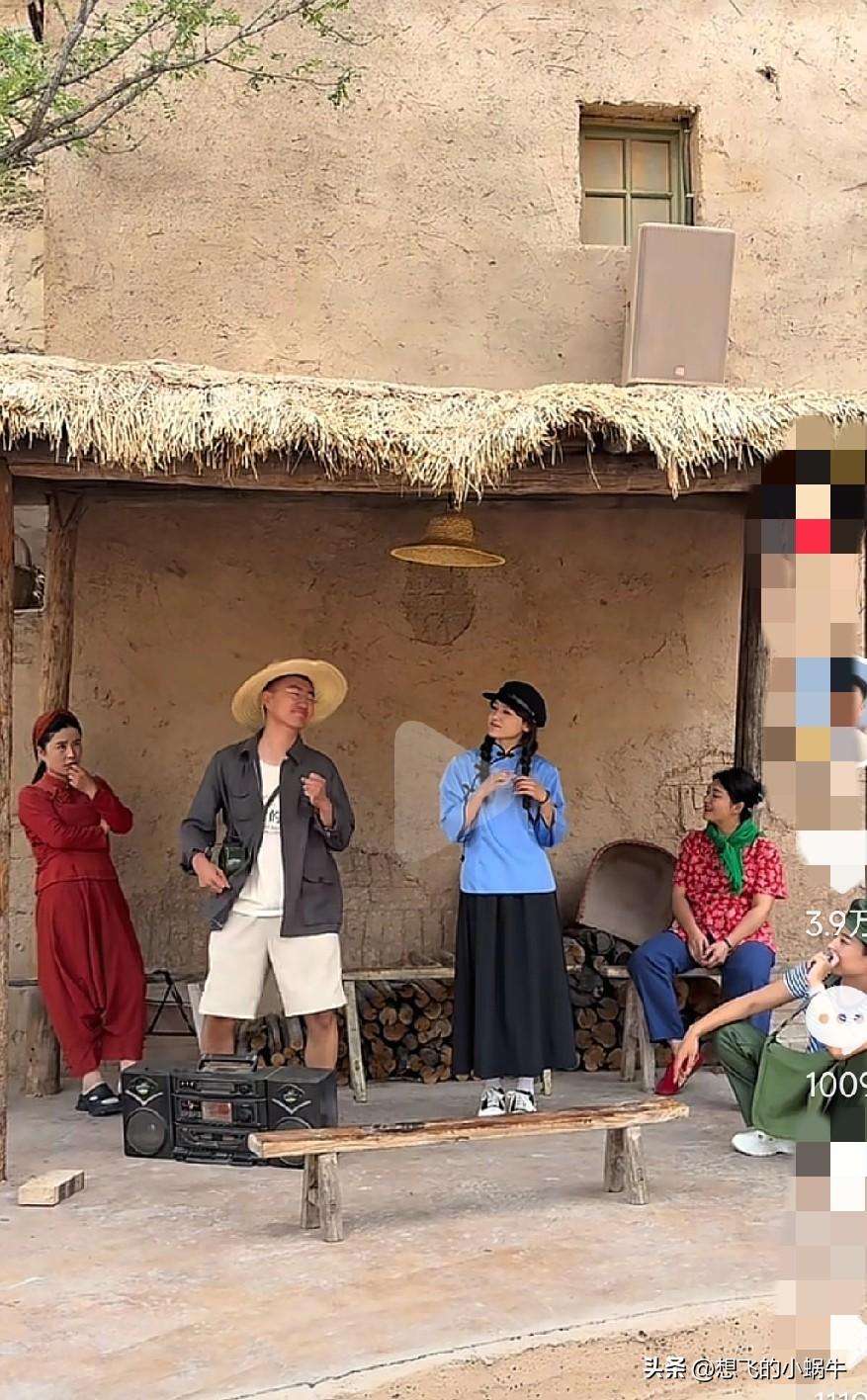 哈哈，穆萨没踢的时候，我都没发现那里还蹲了一个大爷[捂脸]
结果定睛一看，原来是
