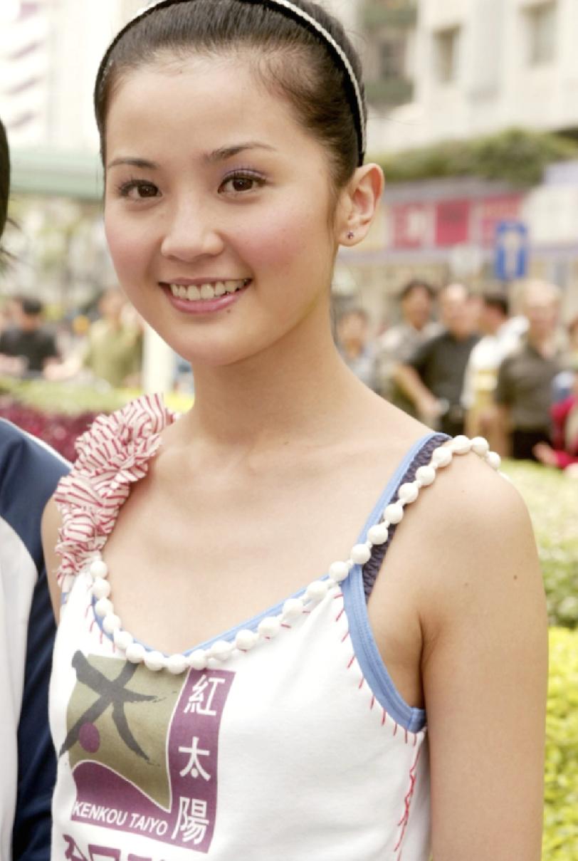 长着一张娃娃脸的蔡卓妍越来越有魅力，她的再婚对象竟然比她小10岁。
当年她与大她