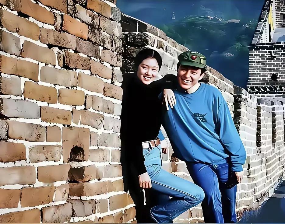 长城上这两位，一个是著名的大导演，一个是著名的影星，大家仔细看看，你能猜出这两位
