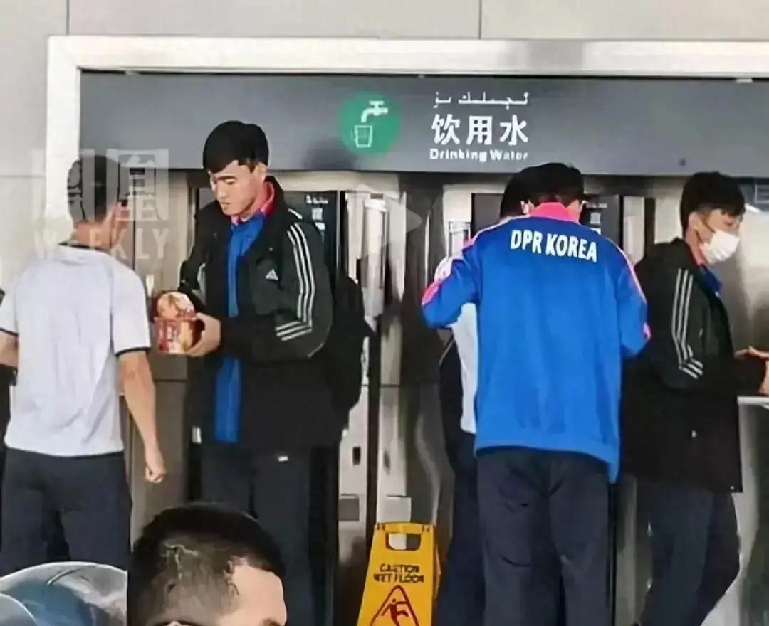 最近朝鲜男足备战世预赛很拼命，比赛虽 0:1 输吉尔吉斯斯坦，但精神获赞。相比之