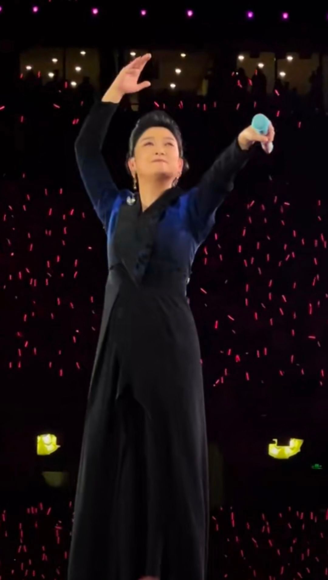 玲花终于体会到曾毅赚钱的快乐了玲花：不愧是我带的，唱得就是好 ​​​