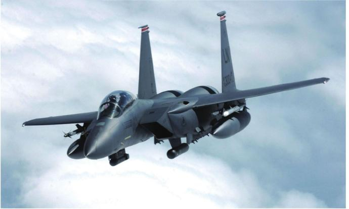 每天认识一件兵器 F-15E“攻击鹰”战斗轰炸机最大速度：3017千米／时重量：