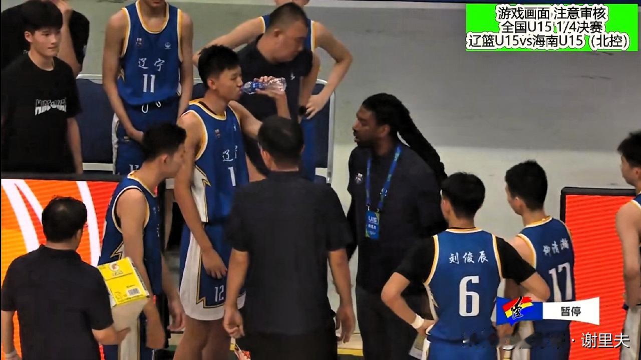 梅奥真急眼了！暂停时做出脚“踢”球员动作，实际上是佯装吓唬，表达不满，压根没碰到
