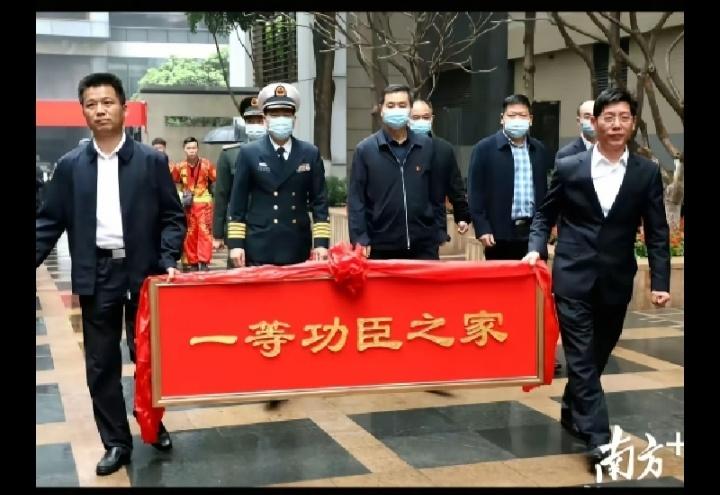 八一队解散前，八一队留给樊振东最后一道保护屏障，是这块牌匾；
留给八一队的那些小