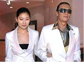 相差49岁相守12年，谢贤和Coco的“忘年恋”，真相远比港剧还劲爆。
 
20