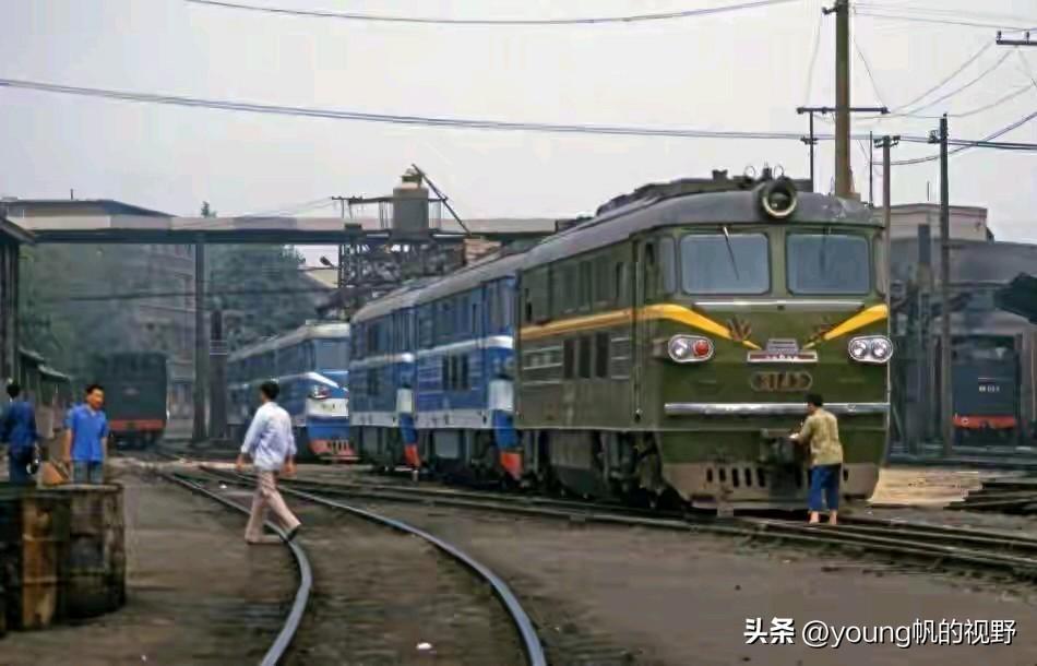 两款相似的内燃机车——北京型机车与东风7D型机车。这两款机车都是北京二七机车厂生