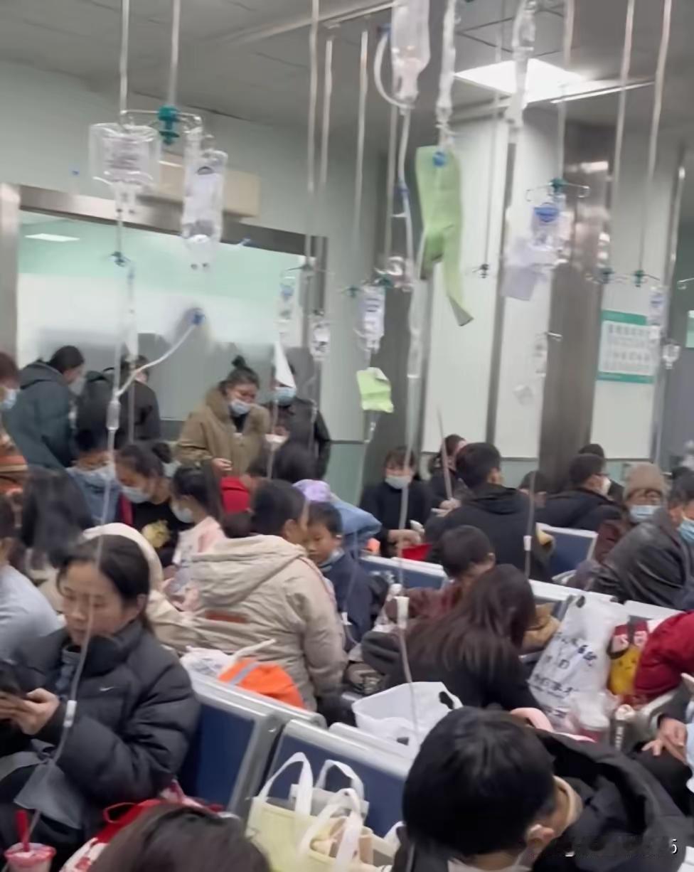 一个班级有16名学生因甲型流感而请假，冬天到了，预防感染。
关于某班临时停课的通