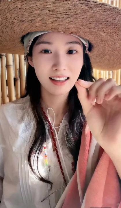 卢昱晓把睫毛看成腿毛卢昱晓怎么这么可爱啊我的天！网友：拔一根睫毛，晓晓：拔一根腿