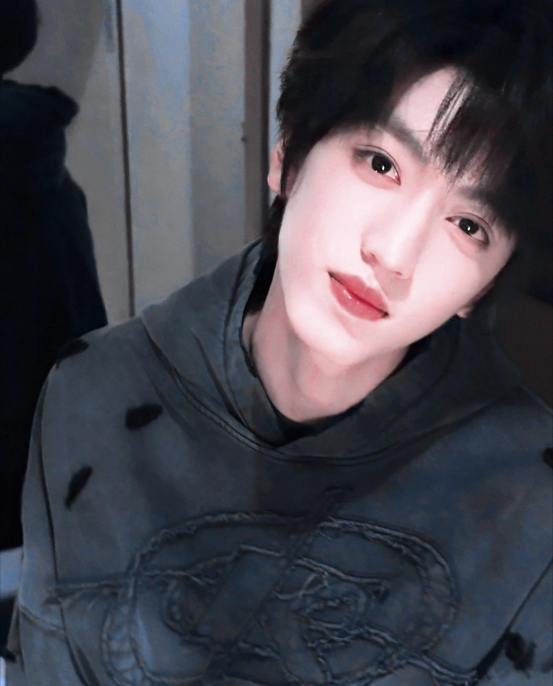 张桂源避开所有私生出现在机场张桂源用行动划清界限：工作之外，请勿打扰。 