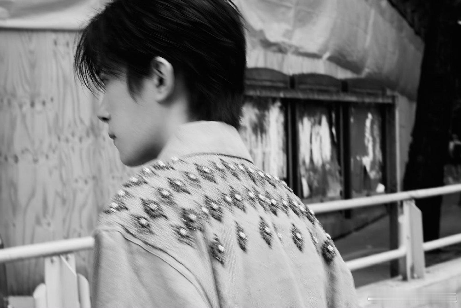 #易烊千玺米兰时装周预告图##易烊千玺米兰看秀造型预告图#易烊千玺米兰时装周预告